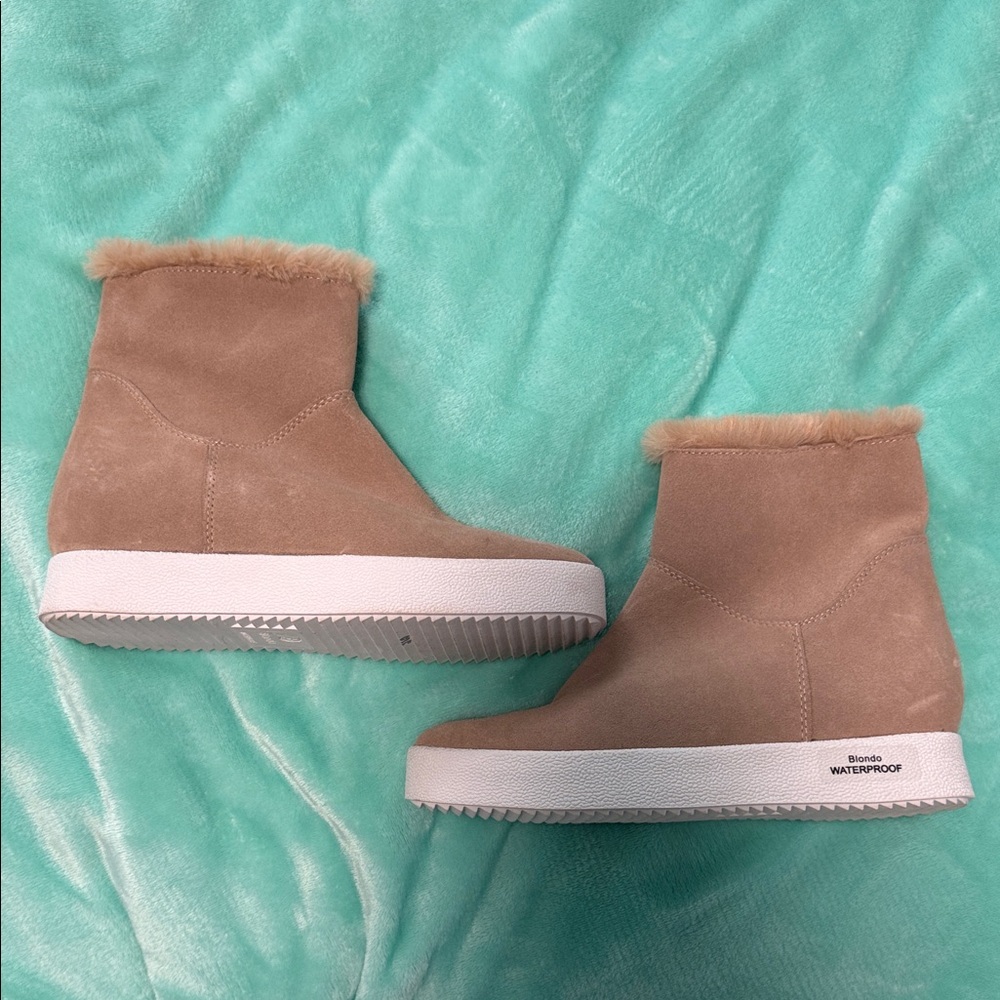 NEW (Never worn) Blondo Tan Suede Faux Fur Platform Ankle Boots